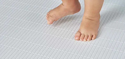 吸いつくような肌ざわり。たしかな安心感を与えるさらりらフロア（FRPフロア）