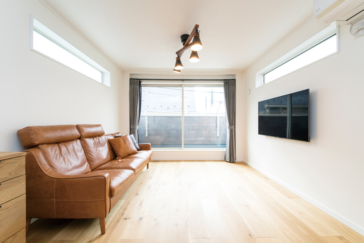 2階リビングは、視線が抜ける西に開き、鉄骨スケルトン階段で明るさを確保。階段脇をダイニングすることで空間を有効活用しました。インテリアは白×黒×木の3色をベースにコーディネートしています。
SE構法を採用することで大開口を実現し、リビングからバルコニーを一連の空間として綱がています。