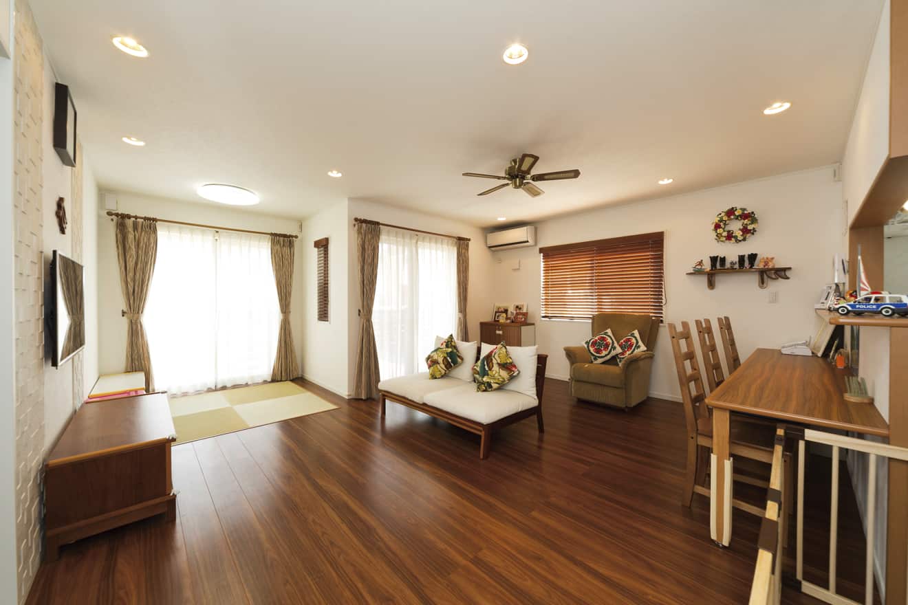 建築事例.1　ソファが映えるリゾート風インテリア