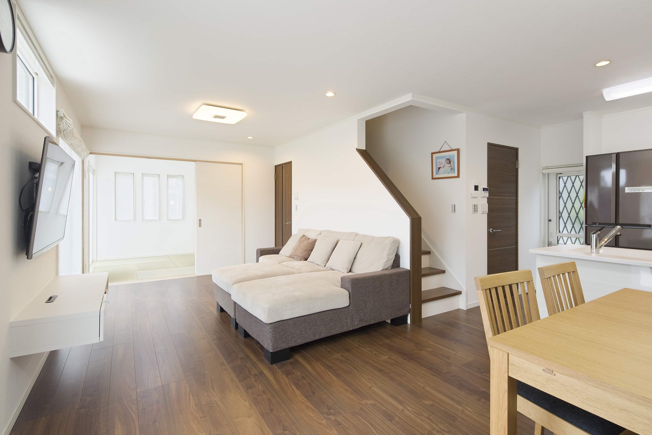 建築事例.2　大きなソファでくつろげるリビング