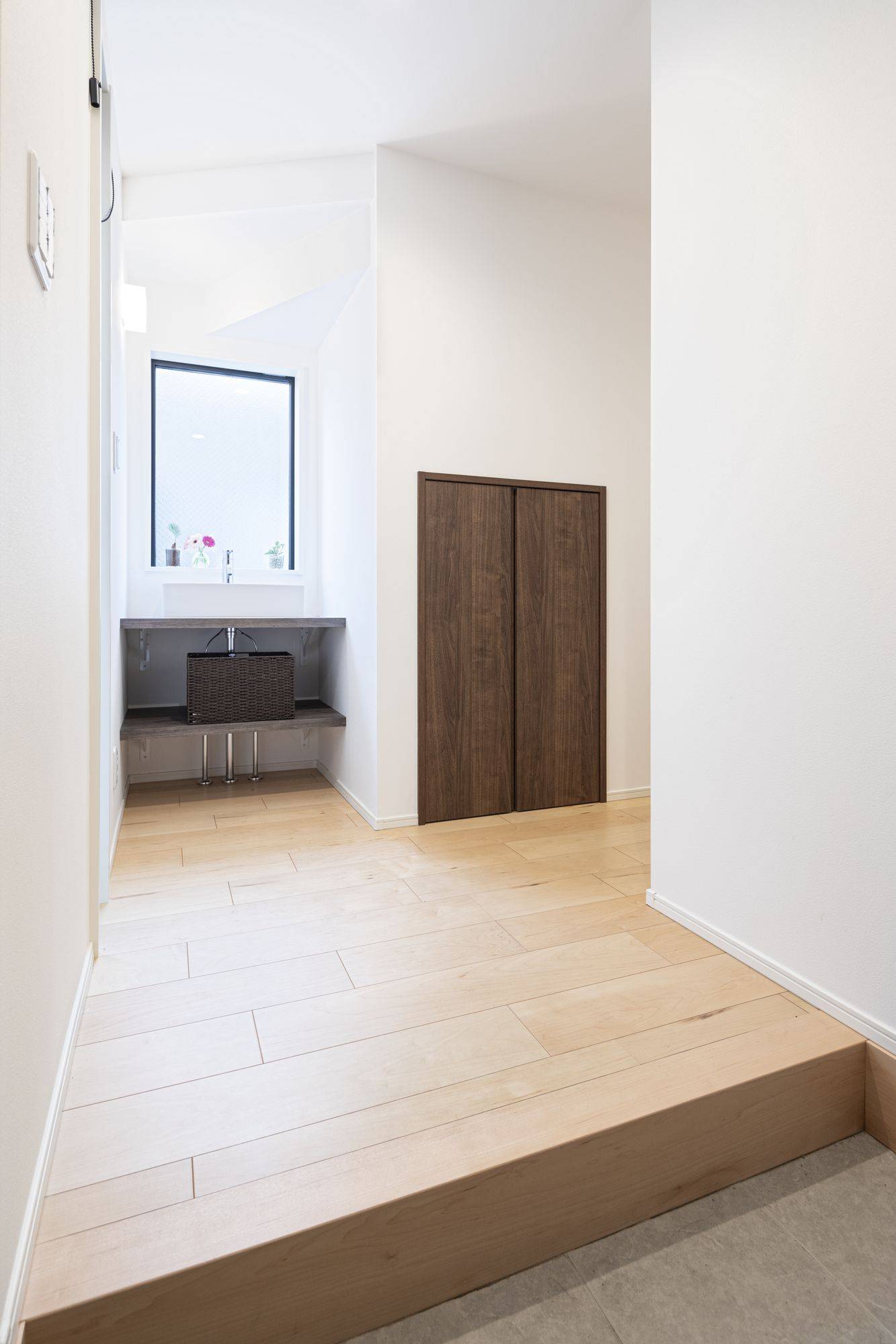 建築事例.3　縦長スリット窓から光が差し込む明るい玄関