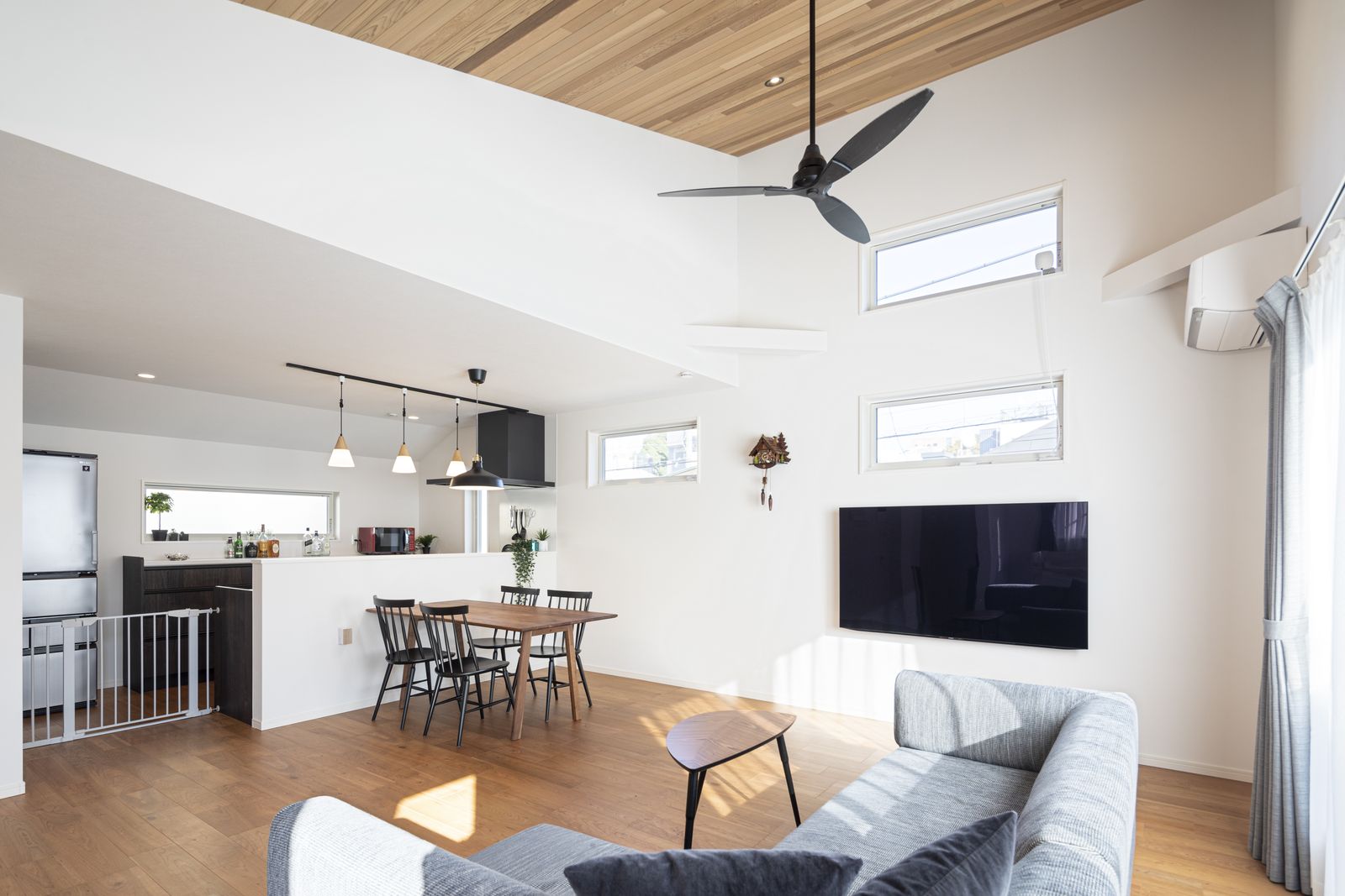 建築事例.1　勾配天井と高窓で明るく広々とした2階リビング