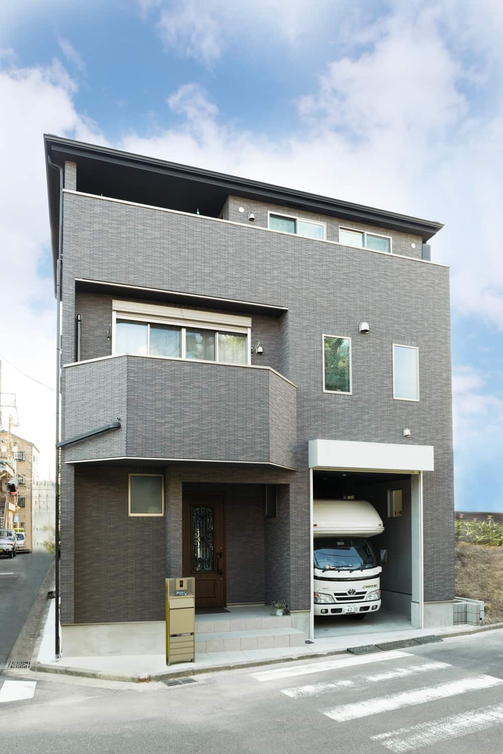 建築事例.2　大型のキャンピングカーも停められるガレージ