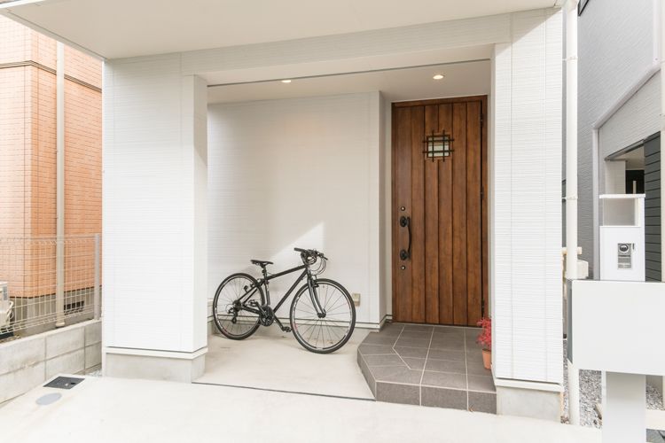 建築事例.1　オーバーハング下の自転車置き場