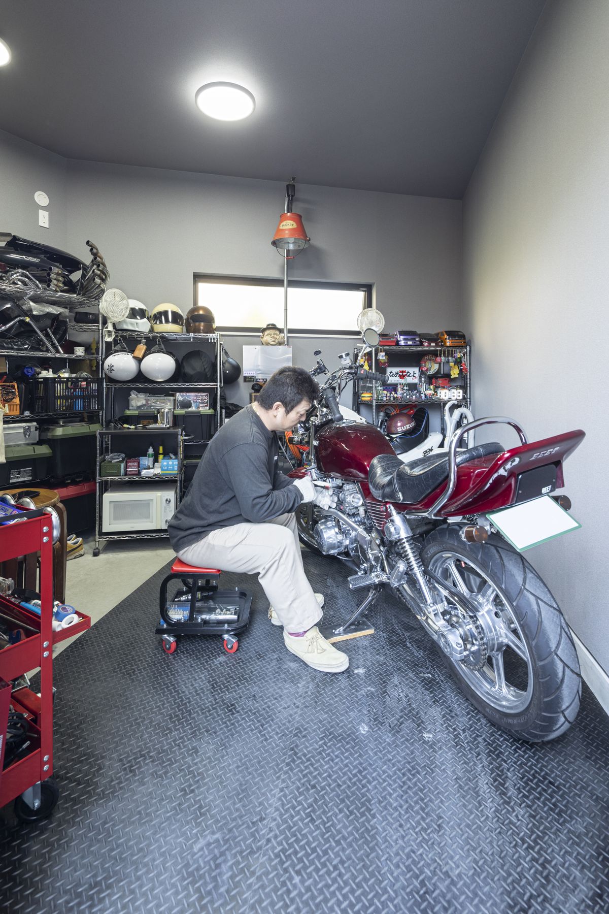 複数台の愛車を保管・整備できるバイクガレージ。お気に入りの工具やアイテムに囲まれ、趣味を満喫できる特別な空間です。