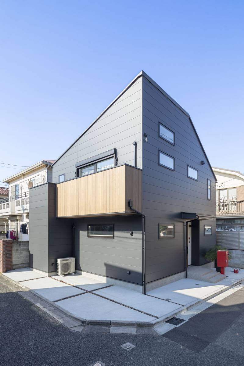 建築事例.2　木目のバルコニーがアクセントになった、ガルバリウムの住まい