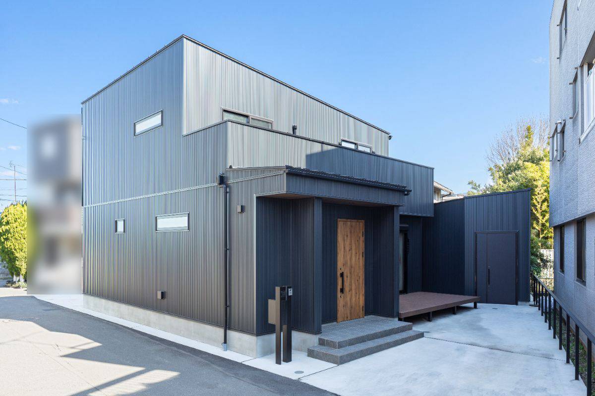 建築事例.1　ブラックのガルバリウムが映えるスタイリッシュな住まい
